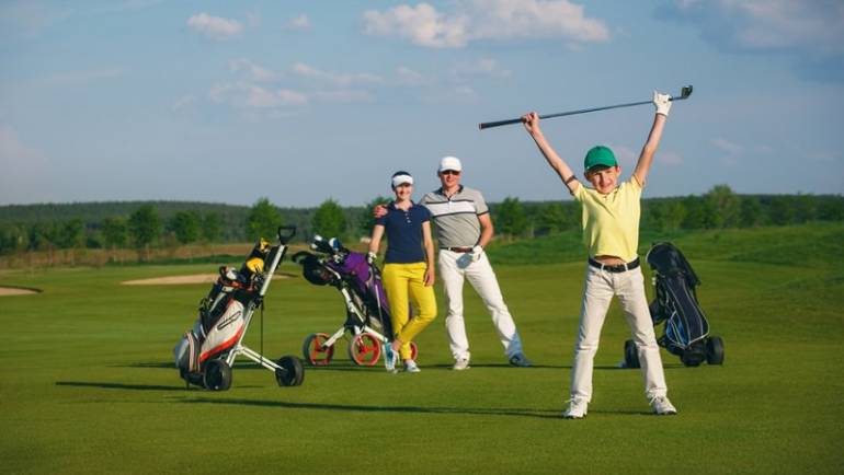 L’école de golf ainsi que l’accès au parcours sont offerts pour tous les enfants de membres !