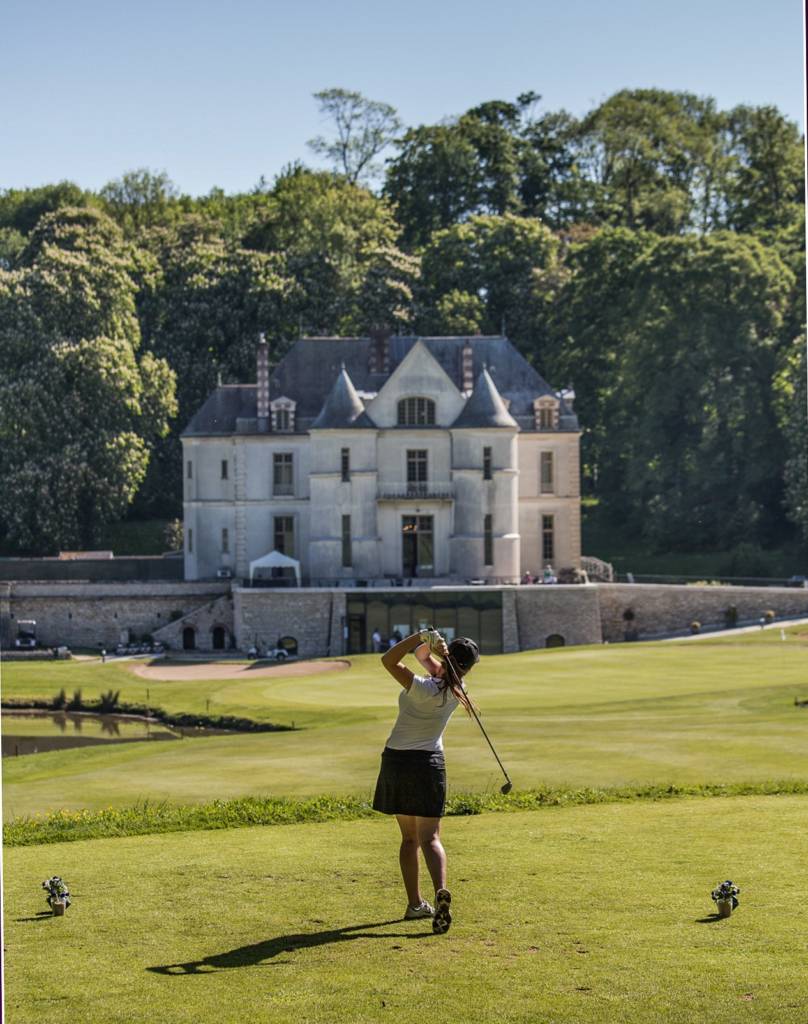 Joueuse de Golf devant le club house Villarceaux